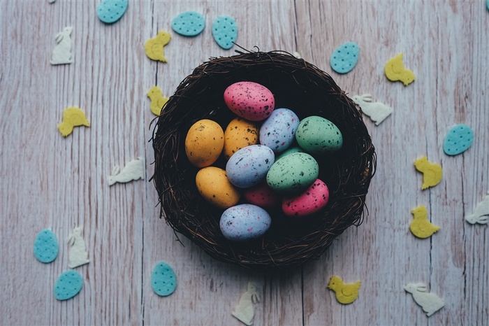 一筐彩色的鸡蛋