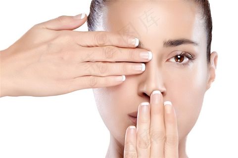 涂抹化妆品的美女高清图