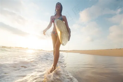 健身系列 - 拿着冲浪板的年轻女子 健身系列 - 拿着冲浪板的年轻女子