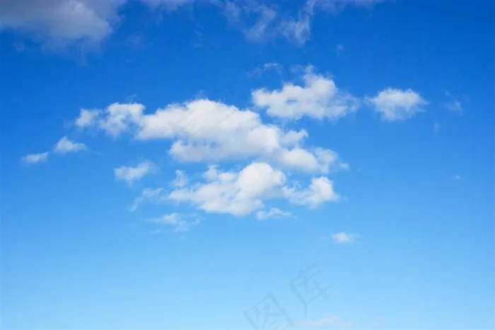 夏日里的蓝天白云