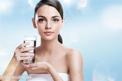 玻璃水杯与性感美女高清图片