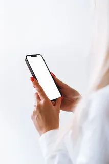 人物手持苹果手机场景图展示样机