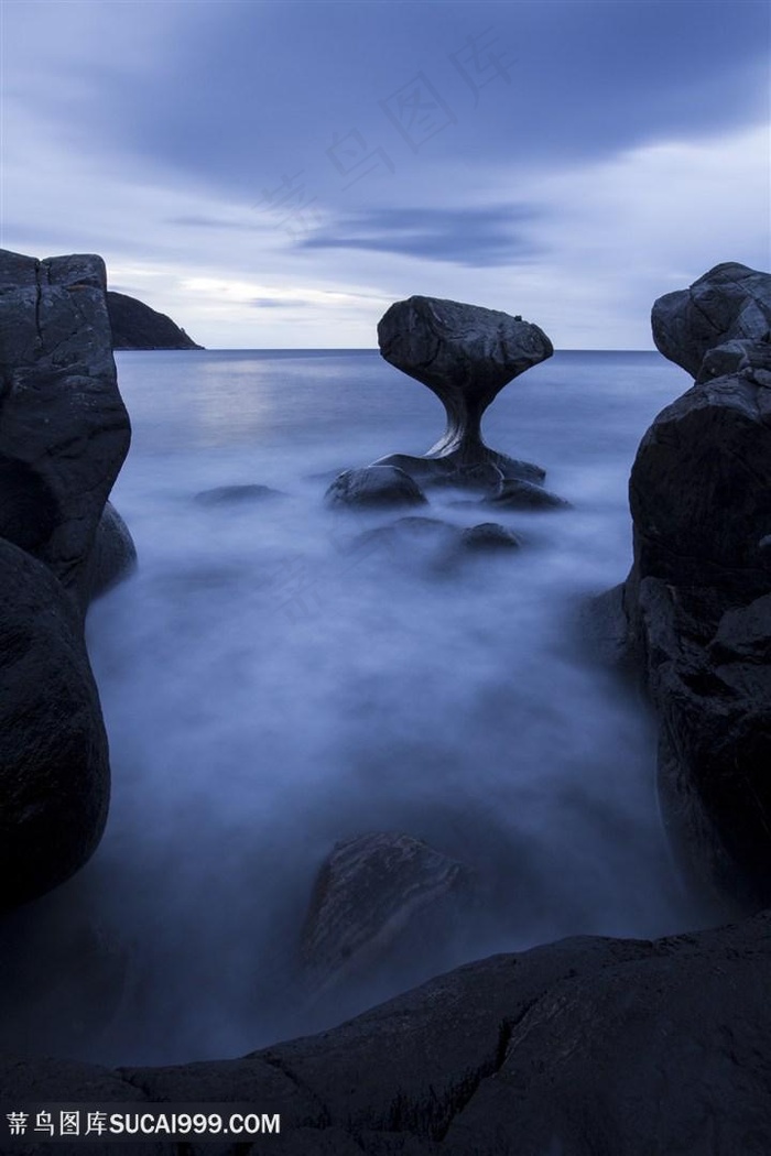 唯美云雾缭绕海边礁石风景图片