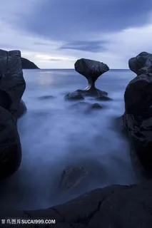 唯美云雾缭绕海边礁石风景图片