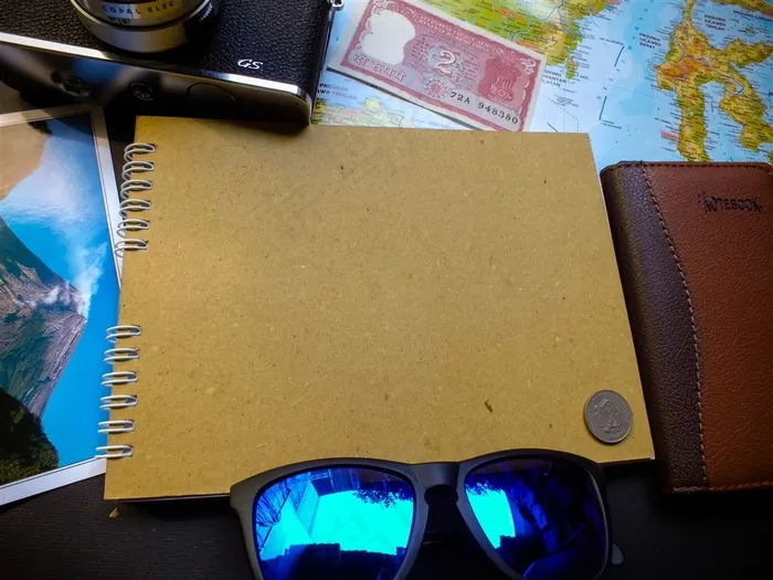 黄色的本子和相机