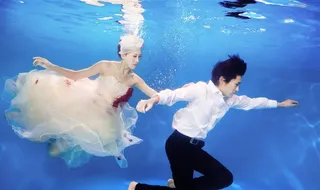 恋人水下婚纱写真图片