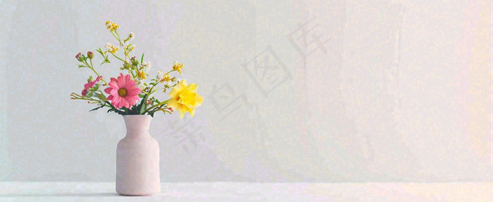桌面花瓶花束简约情人节花束室内装饰摄影图(1712x704)