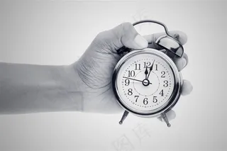 手拿银色闹钟高清图片