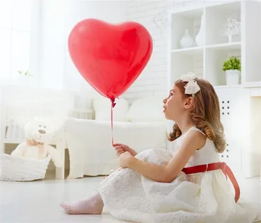 爱心汽球和女孩