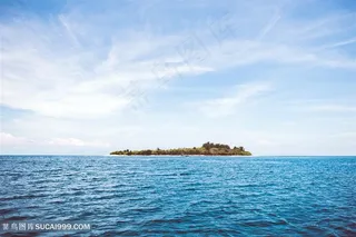 蓝天下美丽的海中岛屿摄影图片