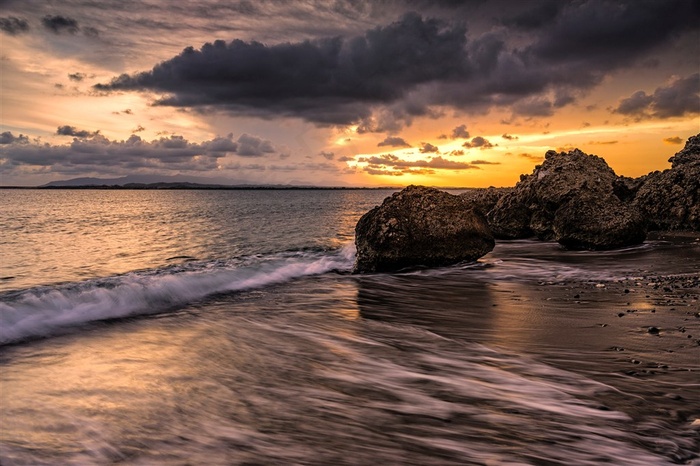 唯美夕阳下海峡海浪高清图片