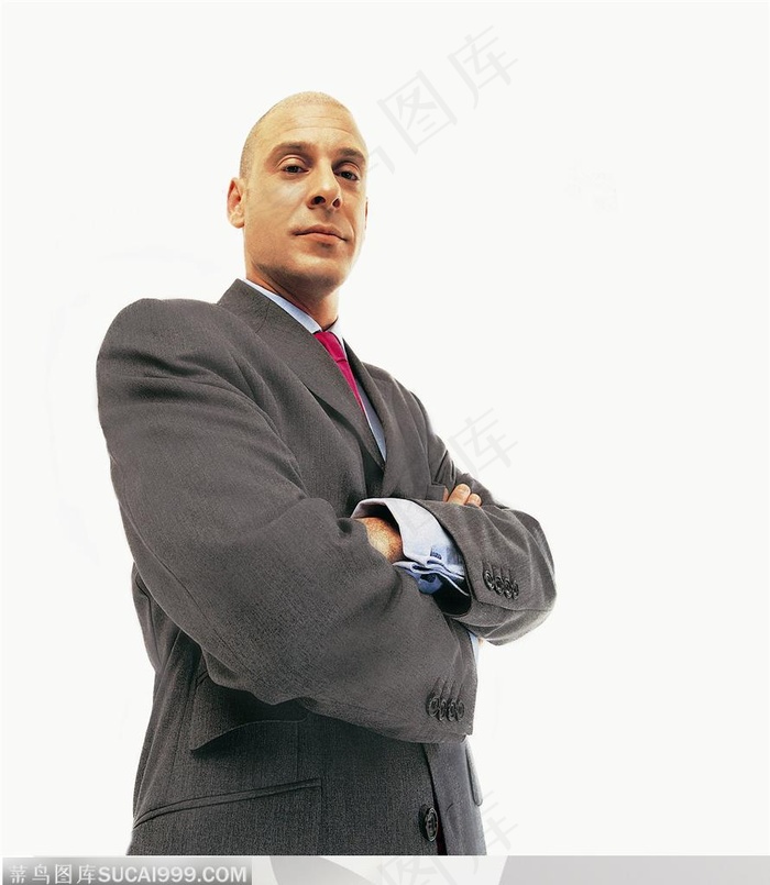 滑稽表情-穿灰色西装双手环抱在胸前的外国光头男人