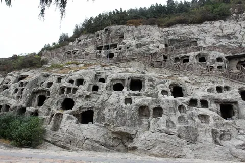 石壁上大小不同的石窟 石壁上大小不同的石窟