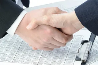 文件上商务合作握手手势图片