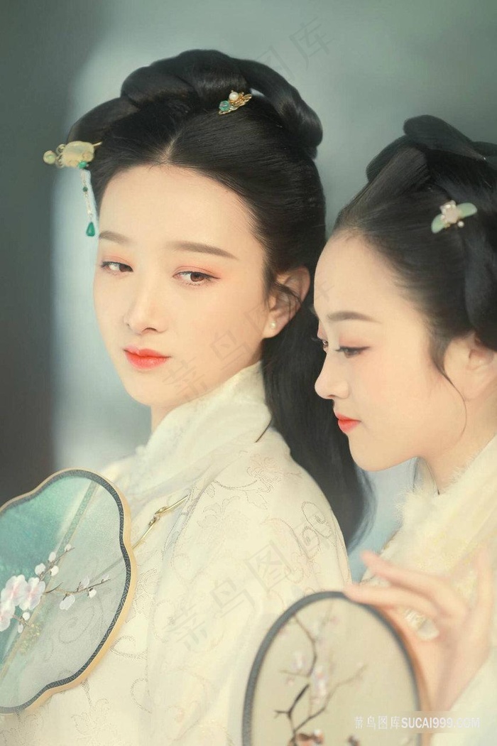 两位拿古风扇子古装美女摄影图片