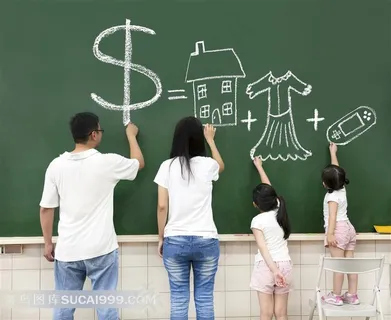 黑板上画画的幸福一家人