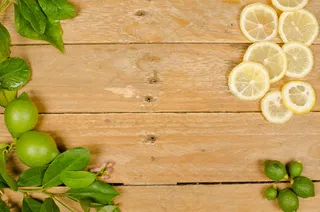 黄色木板上的柠檬图片