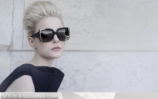 火辣辣的漂亮美女图片素材-带了个眼镜