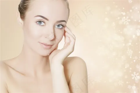 单手托肩的外国美女图片