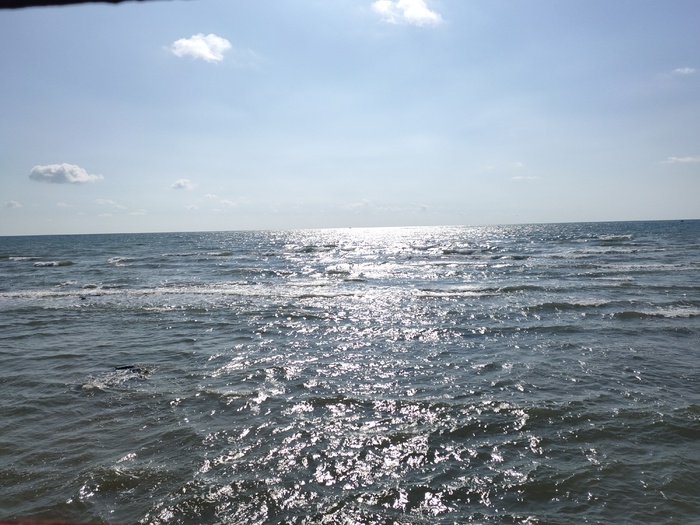 大海波光粼粼