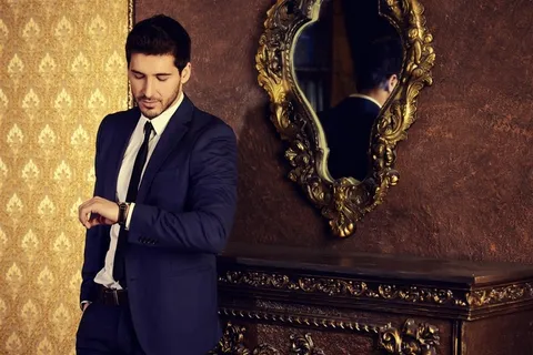 抬手看手表的外国男子高清摄影图