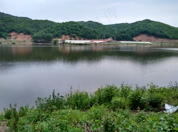 山下的民房水库