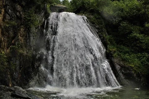 深山大瀑布高清图片