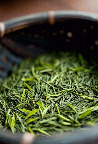 中国风，茶盆里的龙井绿茶茶叶摄影