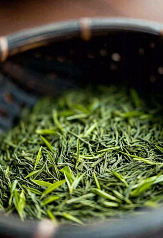 中国风，茶盆里的龙井绿茶茶叶摄影