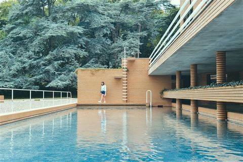 户外露天游泳池高清图片