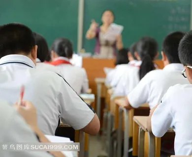 正在上课的学生与老师