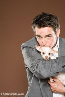 男人亲吻吉娃娃高清摄影图片