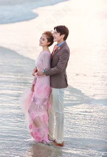 海边海滩上的一对恋人