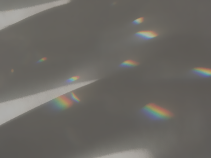 水晶在太阳照射到墙壁的不同效果彩虹光斑