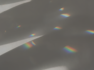 水晶在太阳照射到墙壁的不同效果彩虹光斑