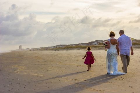 一家三口背影图片