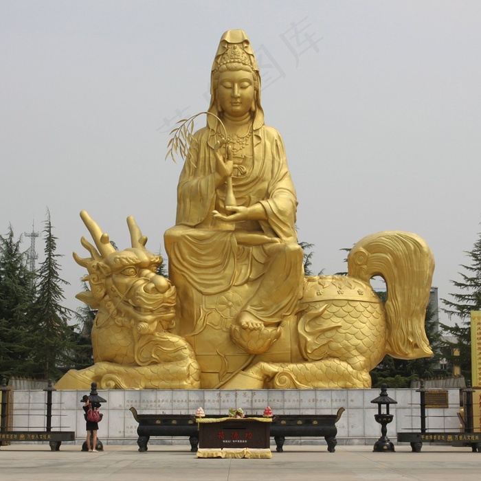 坐在金色麒麟雕像上的佛像