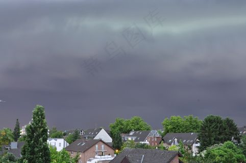 天空乌云密布的图片