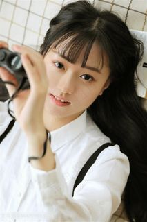 拿着望远镜的高清美女图片