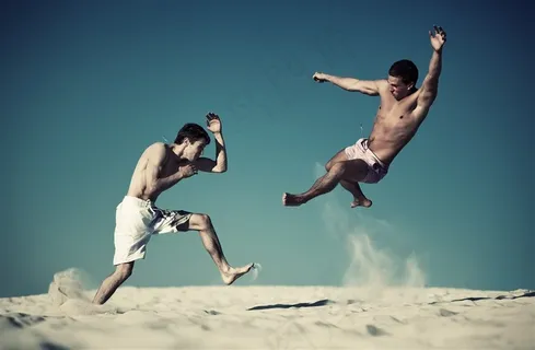 沙地中击打的两个男人