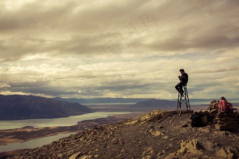 高山上的旅行者图片