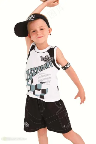 跳跃的外国小男孩