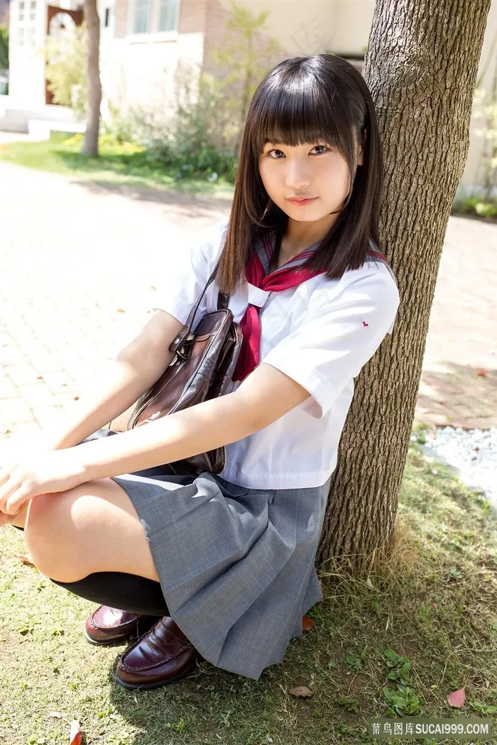 蹲在树边的高清日本清纯美女学生JK制服图片