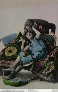 复古情侣影像-沙发上亲密的情侣