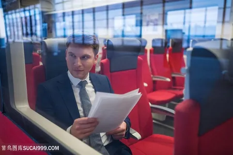 坐动车火车的成功人士高清图片