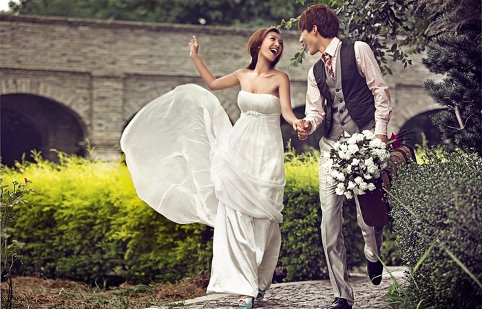 幸福恋人开心外拍写真图片