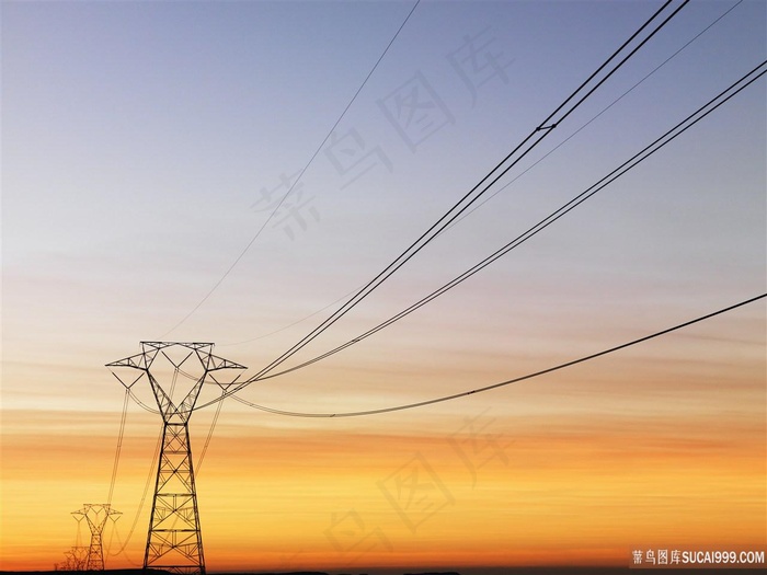 余晖下的高压线塔