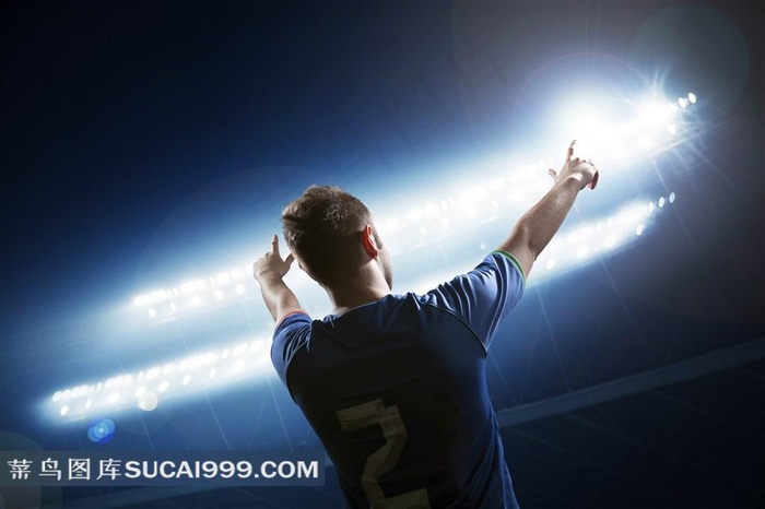 在足球场的运动员背影