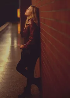 孤独难过侧颜美女图片 孤独难过侧颜美女图片