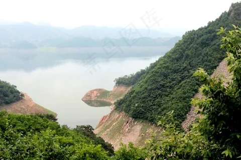 山脉旁的江水图片 山脉旁的江水图片